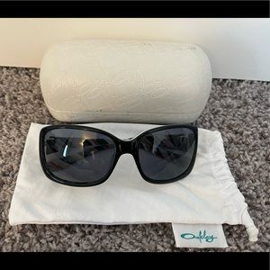 Black women’s Oakley sunglasses